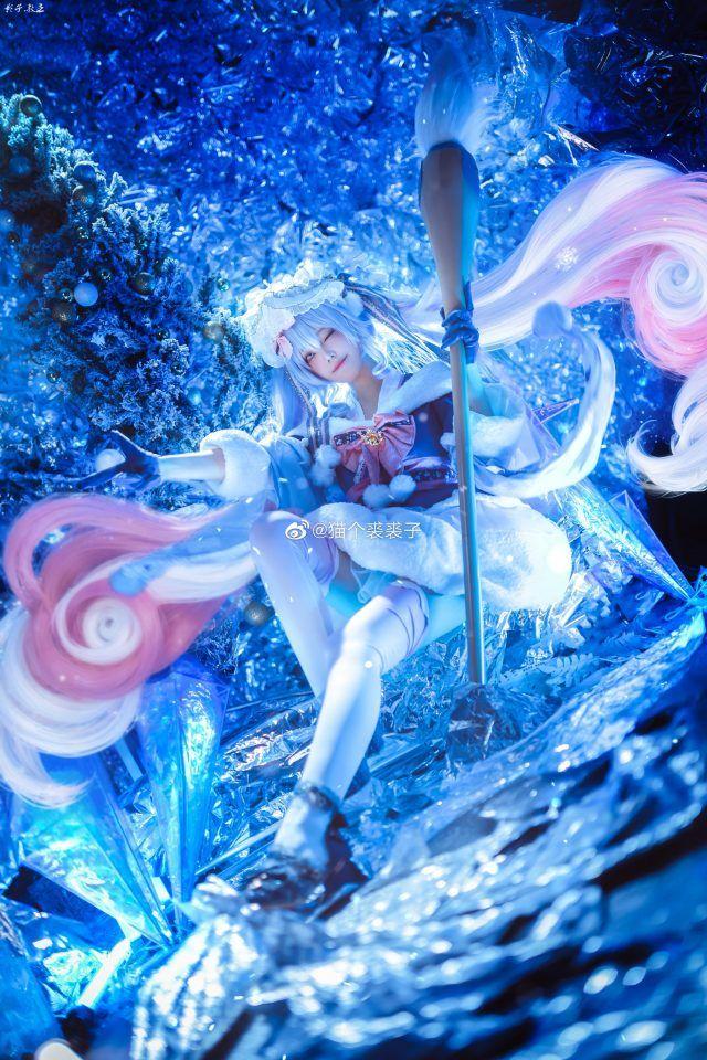 猫个裘裘子雪未来COS解析:冰雪节氛围里的蓝色童话造型 猫个裘裘子雪未来COS解析:冰雪节氛围里的蓝色童话造型