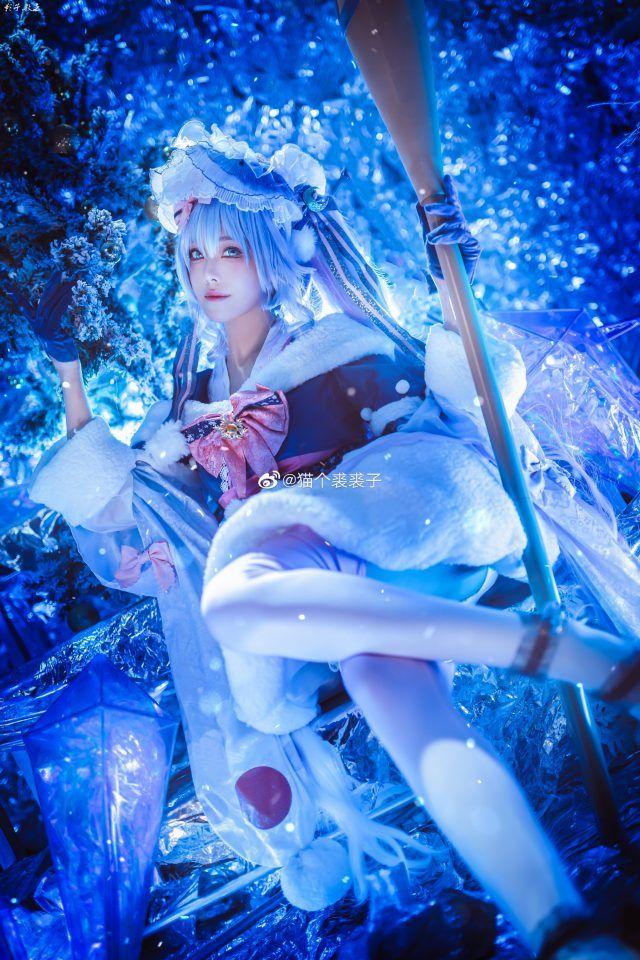 猫个裘裘子雪未来COS解析:冰雪节氛围里的蓝色童话造型 猫个裘裘子雪未来COS解析:冰雪节氛围里的蓝色童话造型