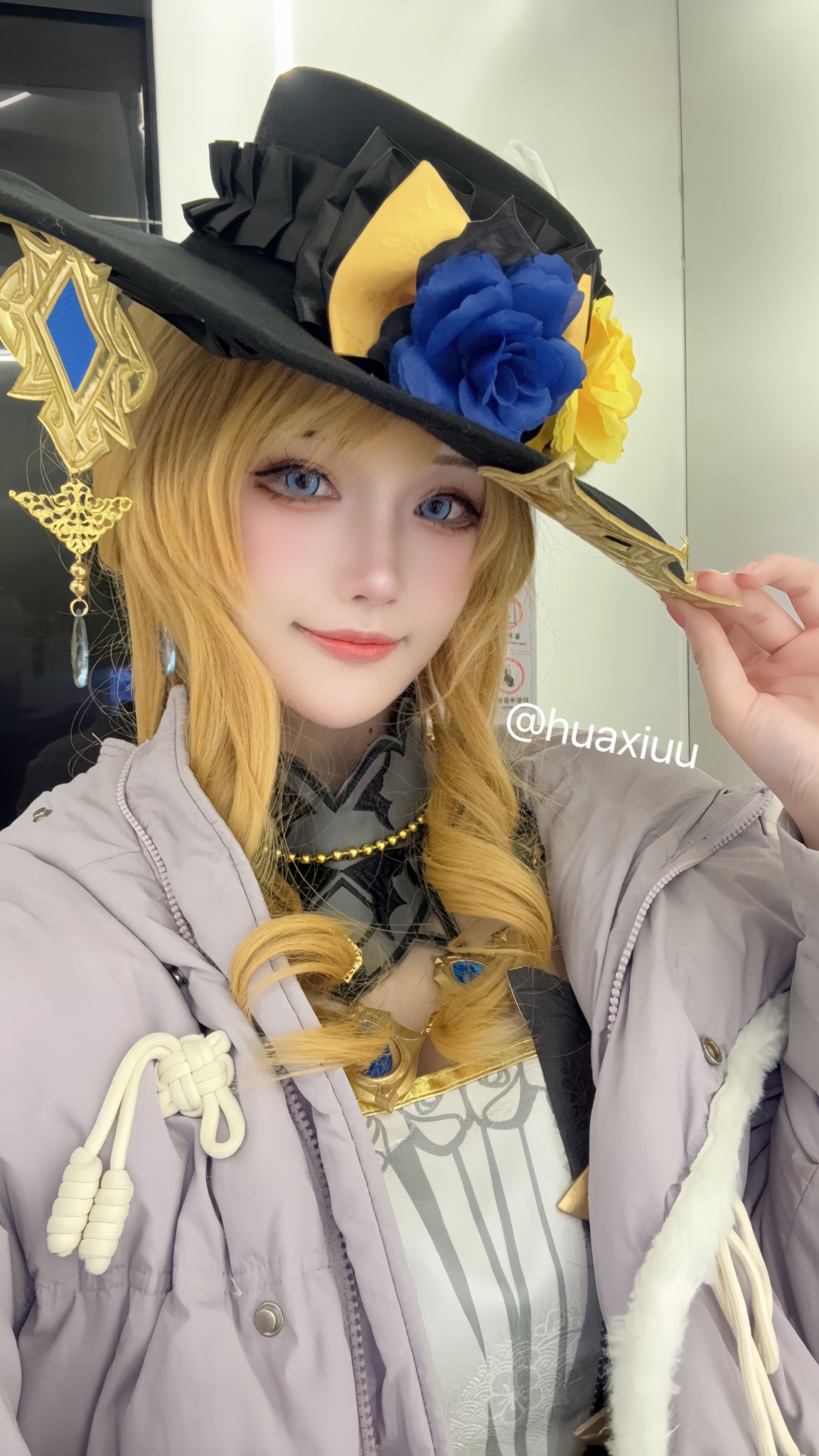花兮_honoka:从暖光酒架到银发飘动的角色侧影 花兮_honoka:从暖光酒架到银发飘动的角色侧影