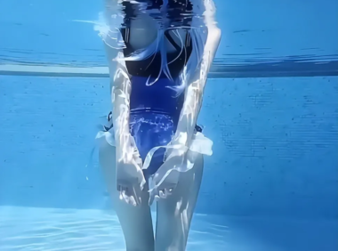 神里绫华泳衣COS写真解析：原神角色的夏日清凉造型