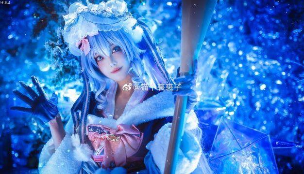猫个裘裘子雪未来COS解析：冰雪节氛围里的蓝色童话造型