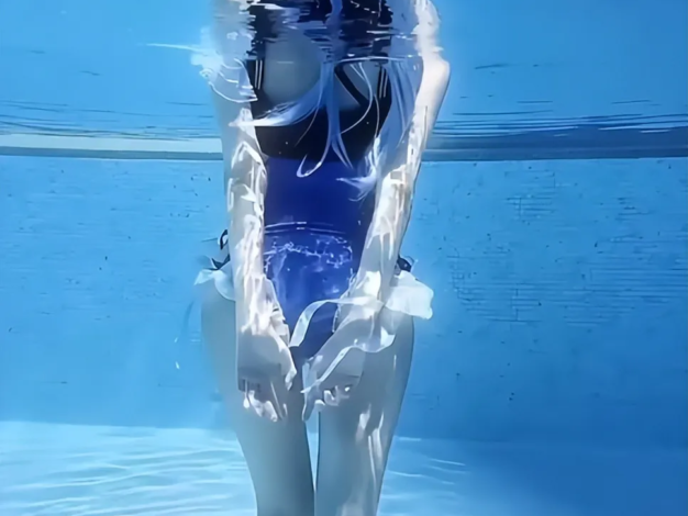 神里绫华泳衣COS写真解析：原神角色的夏日清凉造型