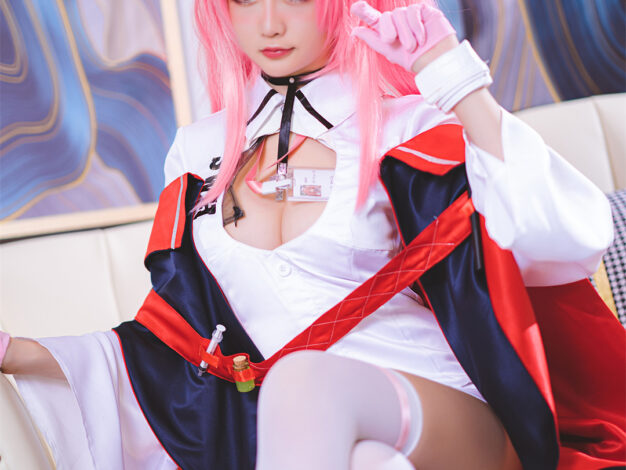星之迟迟英仙座护士COS写真解析：未来感护士造型与次元守护者氛围